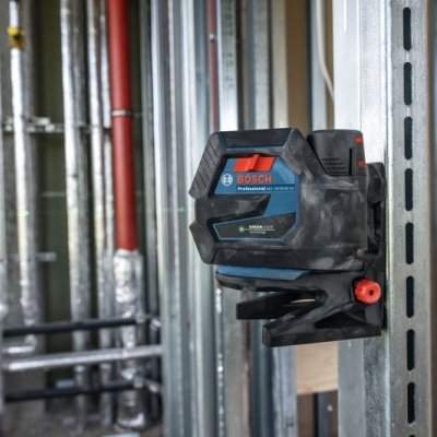 Laser medidor Bosch Professional em estrutura metálica perfurada