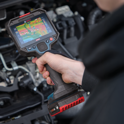 Dispositivo termográfico Bosch a capturar imagem térmica de motor automóvel