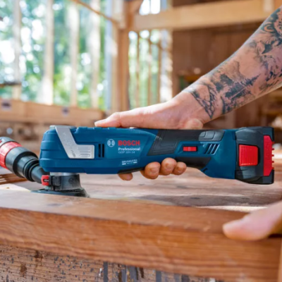 Torno elétrico Bosch a ser usado numa bancada de madeira