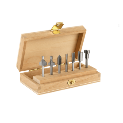 Conjunto de fresas metálicas numa caixa de madeira aberta