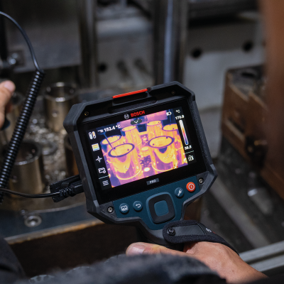 Dispositivo térmico BOSCH com ecrã a cores e alça preta em ambiente industrial