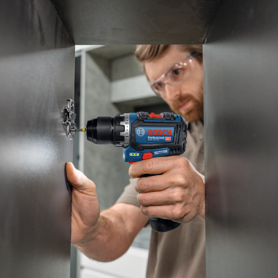 Berbequim elétrico BOSCH Professional GSR 12V-32 usado num ambiente interior