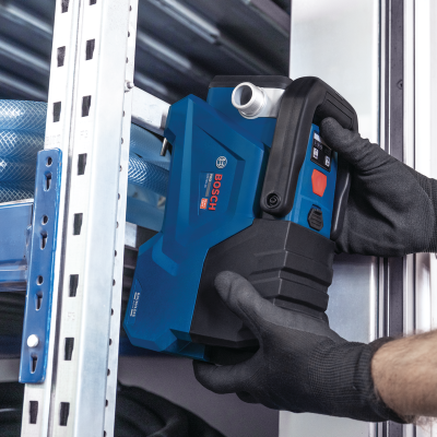 Bomba portátil azul e preta Bosch com visor digital e botões, em ambiente industrial.