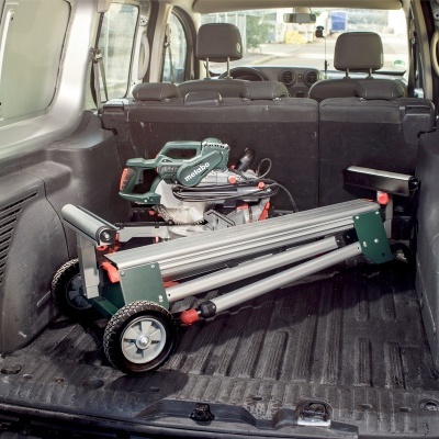 Serra de esquadria portátil no interior traseiro de carrinha