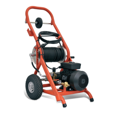 máquina de lavar a pressão vermelha com mangueira preta e motor preto