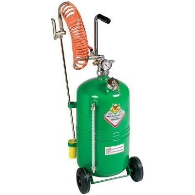 Tanque verde com rodas, manómetro e mangueira laranja enrolada com pistola metálica