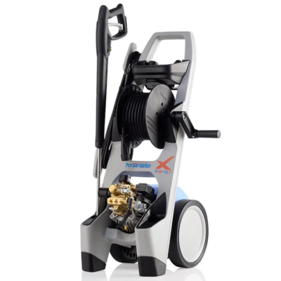 Máquina de lavar pressão cinzenta e preta com rodas brancas e carretel de mangueira preto.