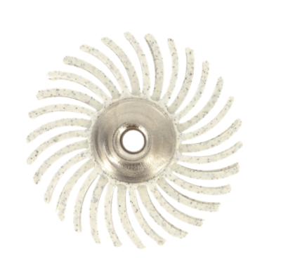 Escova circular com filamentos brancos e base metálica prateada