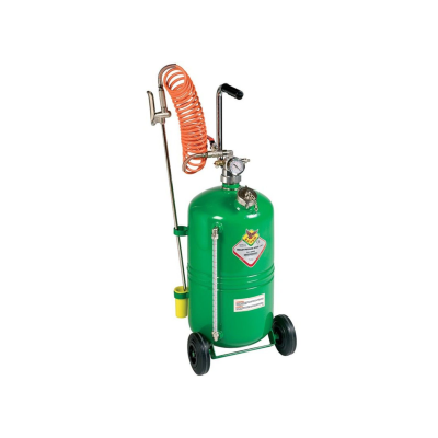 Pulverizador de pressão verde com rodas, mangueira laranja e manómetro.