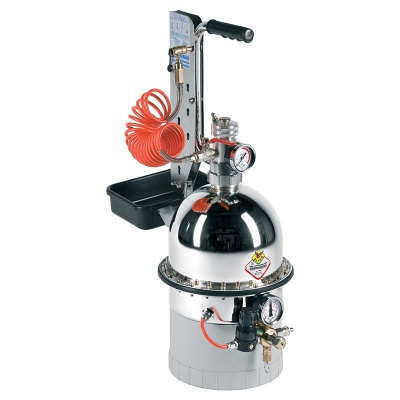 Dispositivo metálico com mangueira laranja e manómetros