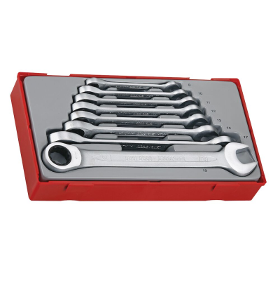 Conjunto de chaves fixas e de caixa organizadas em caixa vermelha