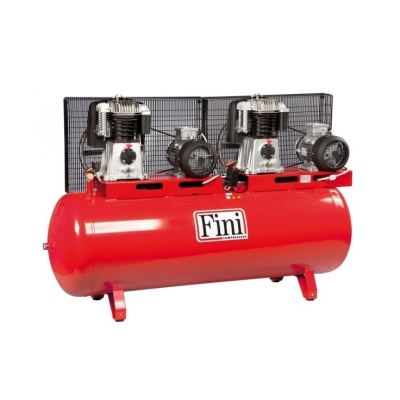 Compressor de ar vermelho da marca Fini com dois motores e proteção em metal preta