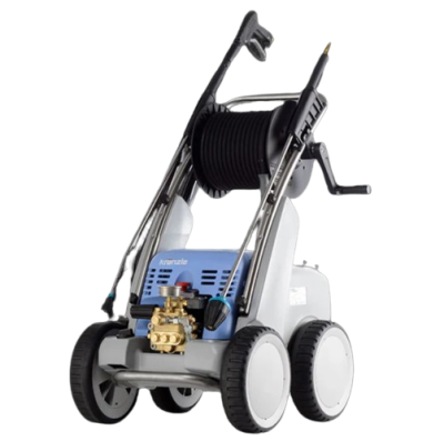 Máquina de alta pressão com mangueira e pistola em fundo branco