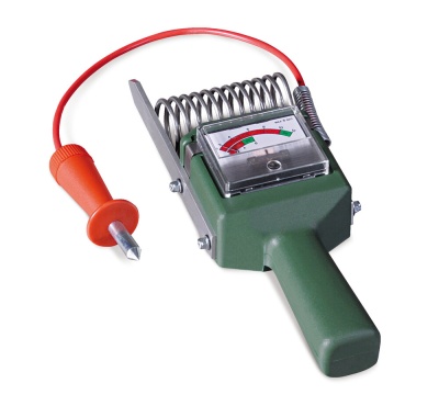 Instrumento de medição verde com mola prateada e cabo vermelho