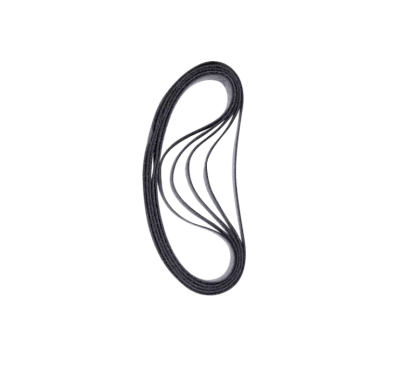 Correia de transmissão preta entrelaçada sobre fundo branco