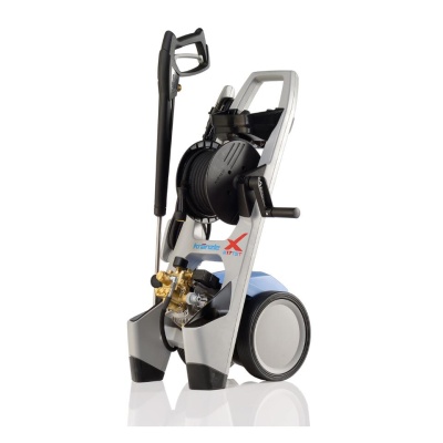 Lavadora de alta pressão cinzenta e preta com mangueira e pistola