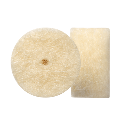 Esponjas naturais bege claro, redonda e retangular, com textura fibrosa