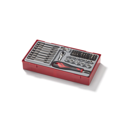 Conjunto de ferramentas com chaves, soquetes e chave de catraca numa caixa vermelha
