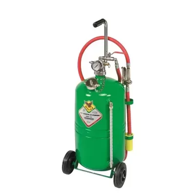Extintor móvel verde com manómetro e mangueira vermelha