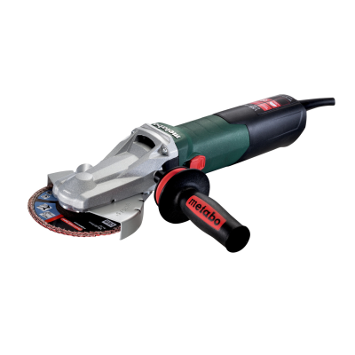 Esmerilhadora Metabo preta e verde com empunhadeira lateral vermelha e disco abrasivo