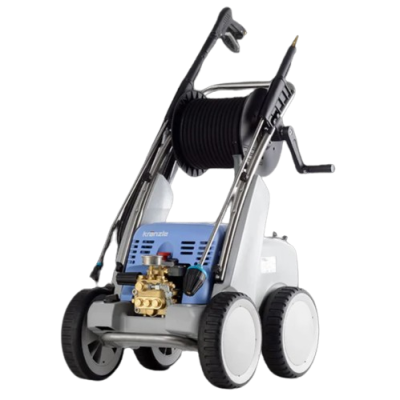 Máquina de alta pressão com mangueira enrolada preta e rodas grandes.