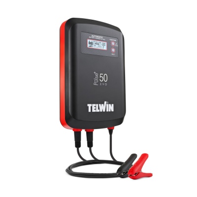 Carregador de bateria Telwin Pulse 50 EVO preto com laterais vermelhas e cabos com garras preta e vermelha
