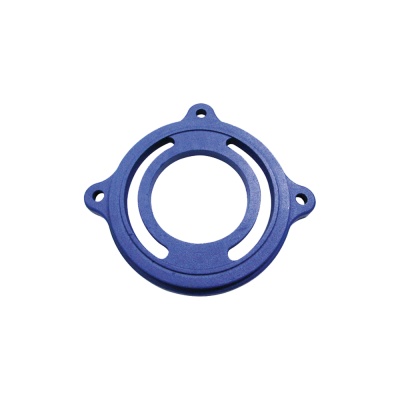 Anel circular azul de metal com três furos e ranhura plana.