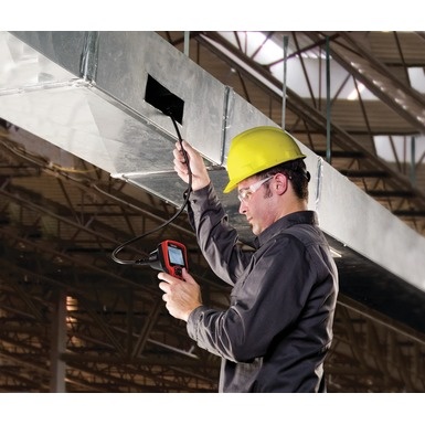 Homem a inspeccionar sistema de ventilação com aparelho portátil