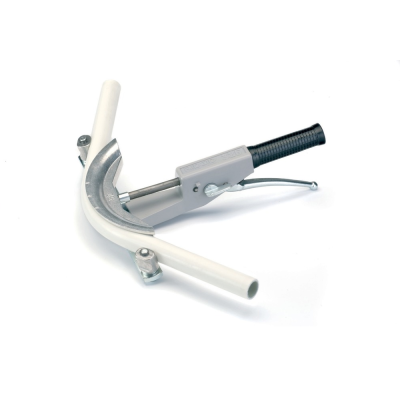 Suporte metálico curvo com pegador e tubos brancos sobre fundo branco