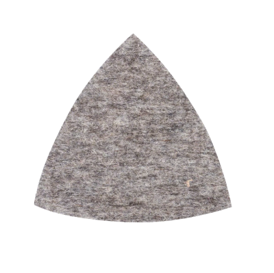 Pano cinza em forma triangular com textura felpuda