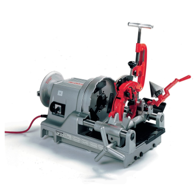 Máquina industrial para roscar tubos cinzenta e vermelha com alavancas e cabo elétrico.