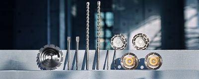 Brocas e discos de corte metálicos sobre superfície cinzenta