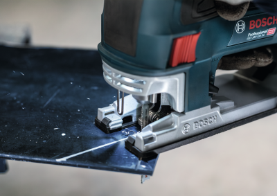 Serra tico-tico Bosch a cortar chapa metálica preta com laser de corte