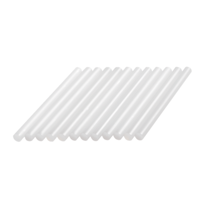 Doze bastões de cola quente brancos, alinhados paralelamente