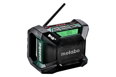 Rádio portátil Metabo preto e verde com antena e painéis digitais.