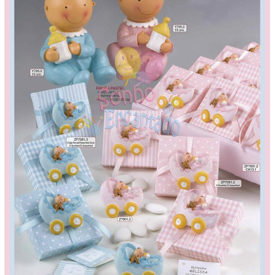 Lembranças para batizado com carrinhos de bebé azuis e rosas, figuras de bebé sorridentes em tons pastel e caixas decorativas