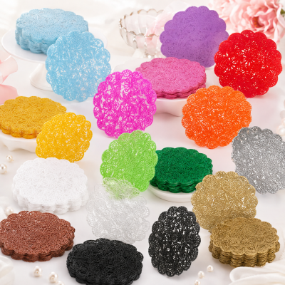 Rendas redondas de papel coloridas para decoração em fundo claro
