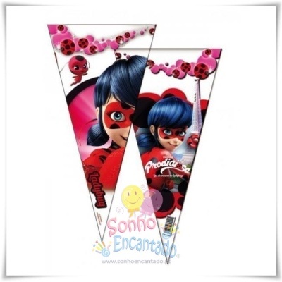 Dois cones de papel decorativos da personagem Ladybug com padrões vermelhos, pretos e rosas