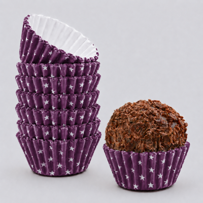 Forminhas de cupcake roxas com estrelas brancas e cupcake de chocolate