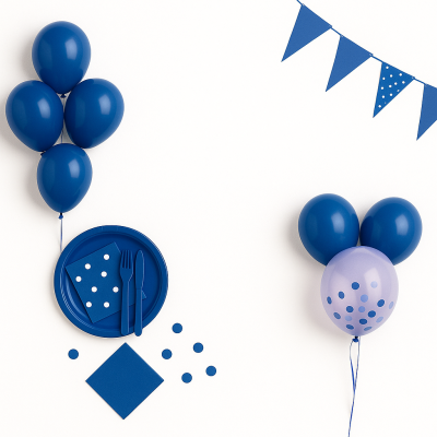 Decoração de festa azul com balões, pratos, talheres, guardanapos, confetes e bandeirolas.