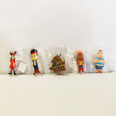 Cinco brinquedos de personagens de piratas embalados individualmente em sacos plásticos transparentes.