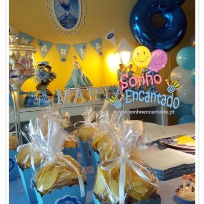Decoração de festa infantil com tema Cinderela em azul e branco and balões
