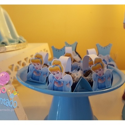 Doces brigadeiros decorados com personagem Cinderella em suporte azul