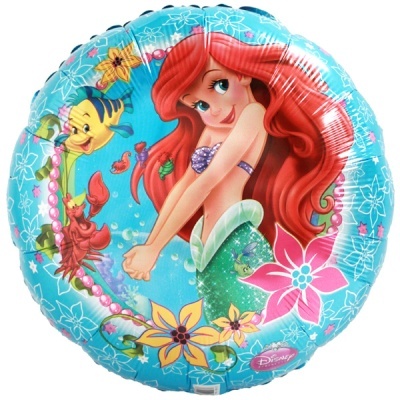 Balão redondo azul com a personagem Ariel e elementos marinhos coloridos.