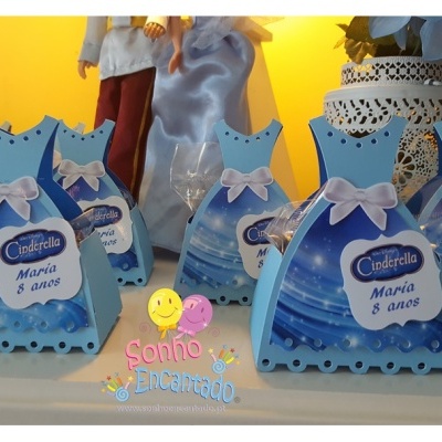 Caixas decorativas azuis em forma de vestido com texto e laços brancos
