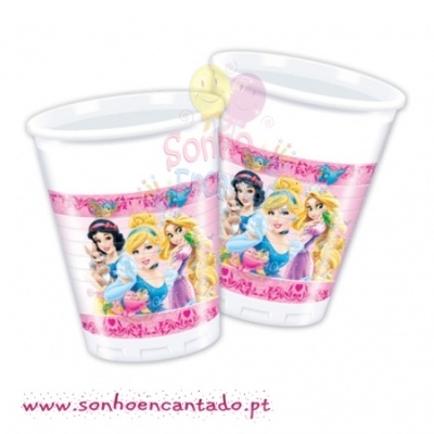 Dois copos de plástico com decoração cor-de-rosa e princesas de desenhos animados