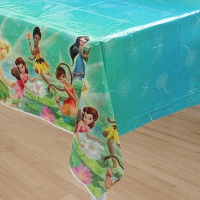 Toalha de mesa azul com fadas coloridas e padrões de libélulas