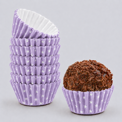Forminhas de papel roxas com estrelas brancas e brigadeiro com raspas de chocolate