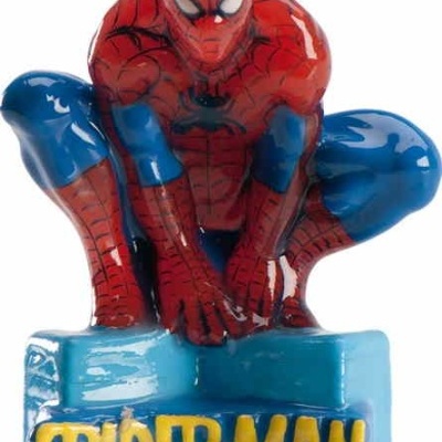 Figura de Spider-Man ajoelhado sobre base azul com texto SPIDER-MAN