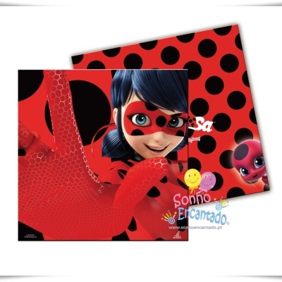 Capas vermelhas com bolinhas pretas e personagem Ladybug animada com máscara